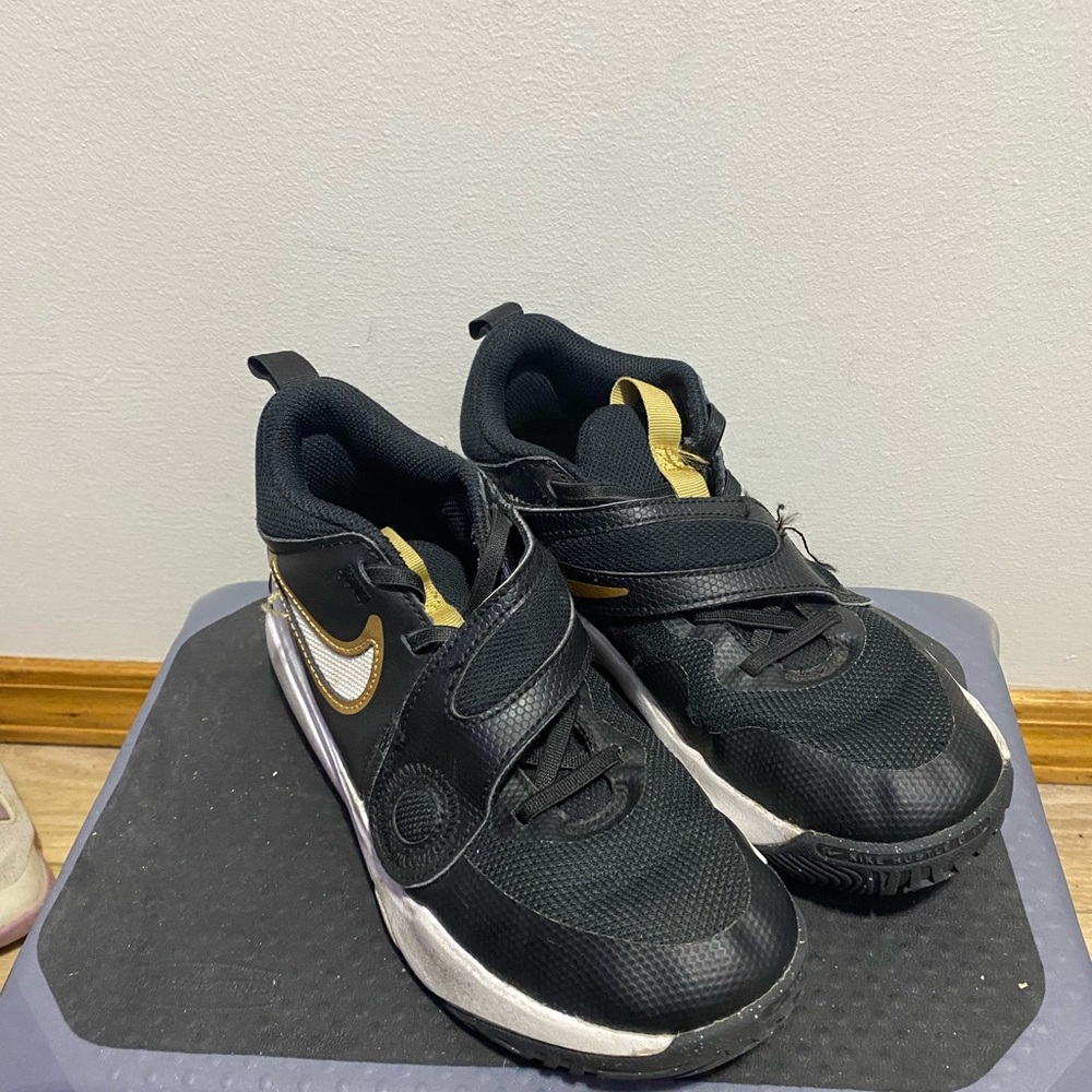 Nike Team Hustle Kids Boy’s Black Gold DV8994-001 Sneakers Size 3Y